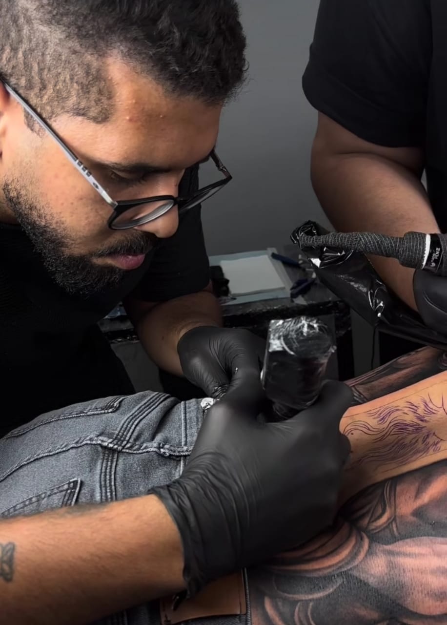 Vitor Rodrigues tatuando